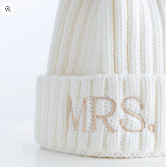 NWT MRS White Beanie With Detachable Pom-Pom - Picture 2 of 7